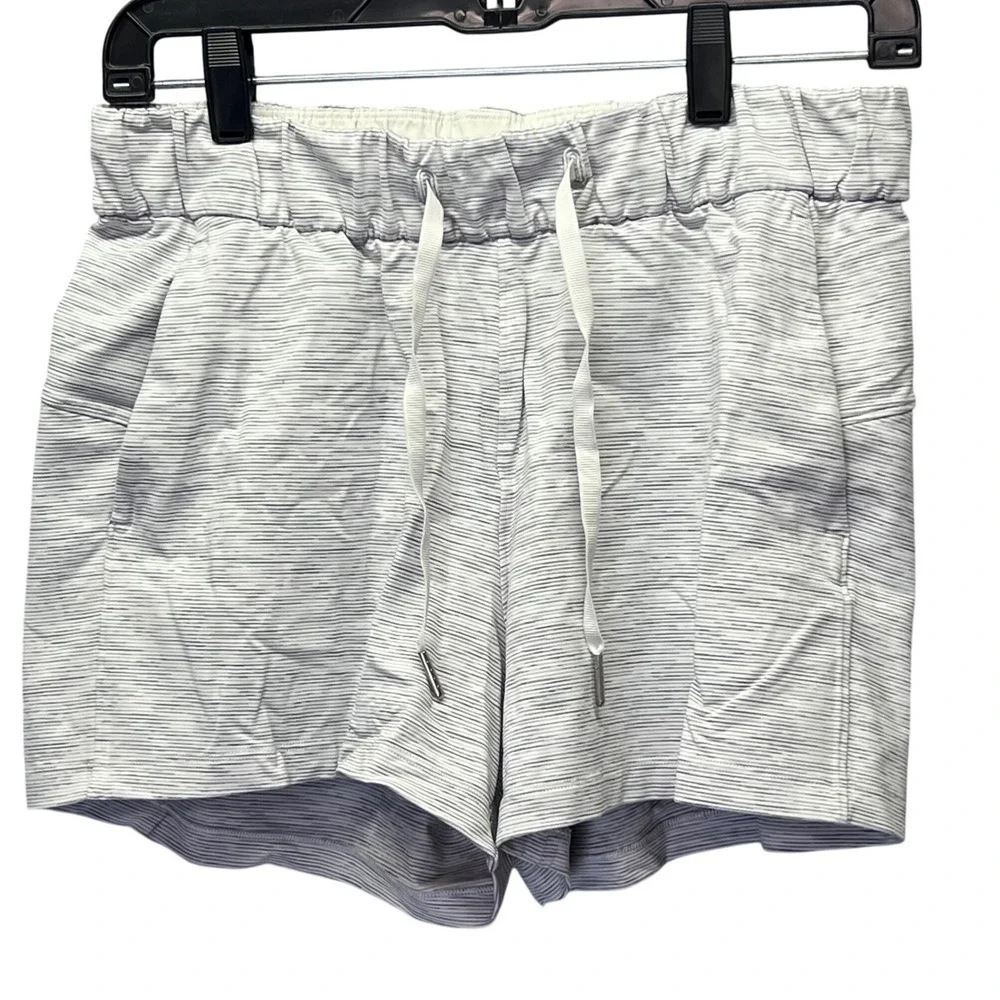 Lululemon On The Fly Shorts 2.5" 6 Striped Athletic Workout Athleisure Gym - Picture 1 of 7